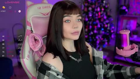 Snapshot of babyroxynill chatting on 12.18.24 Nika online show from 12.18.24