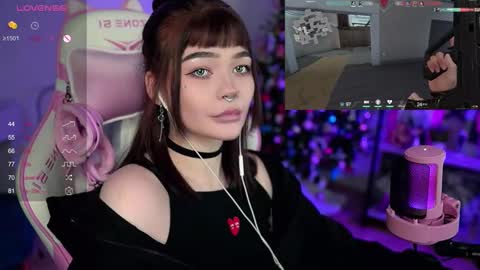 Snapshot of babyroxynill chatting on 12.19.24 Nika online show from 12.19.24