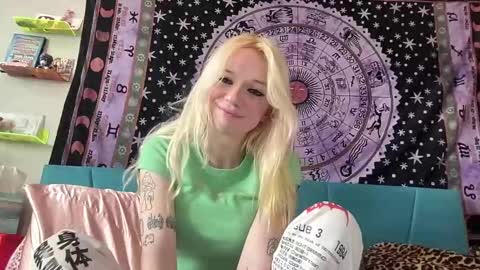 Snapshot of bardoteyed chatting on 01.23.25 Bardot Eyed online show from 01.23.25