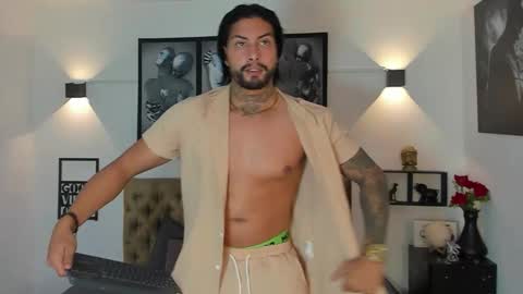 Snapshot of bastian_jones1 chatting on 10.05.25 bastian_jones1 online show from 10.05.25