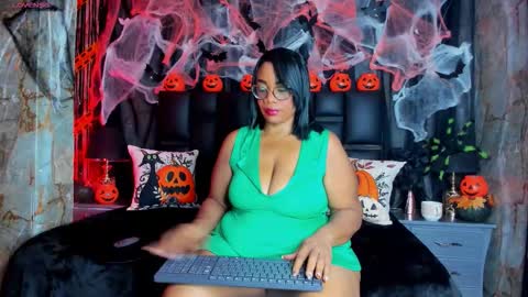 Snapshot of bbwlatina01 chatting on 10.14.25 Bbwlatina01 online show from 10.14.25