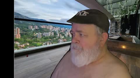 Snapshot of bear4muscle chatting on 12.08.24 Dookie online show from 12.08.24