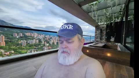 Snapshot of bear4muscle chatting on 09.14.25 Dookie online show from 09.14.25