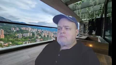 Snapshot of bear4muscle chatting on 10.04.25 Dookie online show from 10.04.25