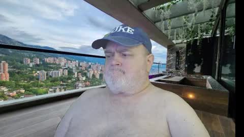 Snapshot of bear4muscle chatting on 10.19.25 Dookie online show from 10.19.25