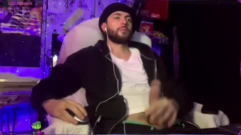 Snapshot of beastbxy chatting on 12.11.24 beast bxy online show from 12.11.24