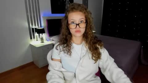 Snapshot of beatricewild chatting on 10.12.25 BeatriceWild online show from 10.12.25