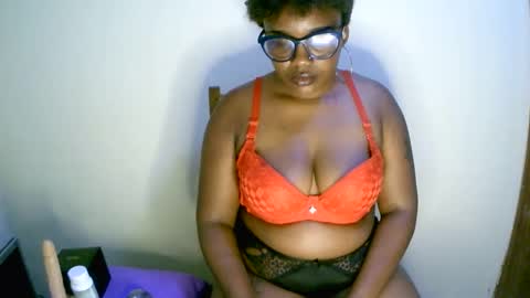 Snapshot of beautifulpeach2 chatting on 01.28.25 beautifulpeach2 online show from 01.28.25