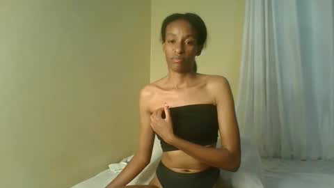 Snapshot of bee01hive chatting on 01.04.25 bee01hive online show from 01.04.25