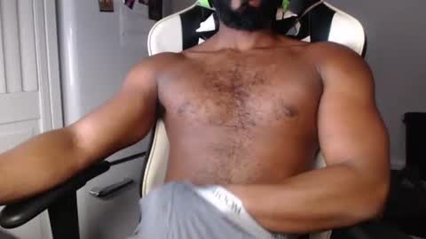 Snapshot of beefyhairyjock chatting on 11.09.25 beefyhairyjock online show from 11.09.25