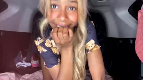 Snapshot of bella19sua chatting on 11.02.25 bella19sua online show from 11.02.25