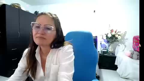 Snapshot of bella_ghisell chatting on 10.01.25 Bella online show from 10.01.25