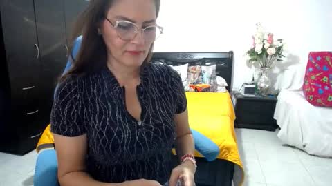 Snapshot of bella_ghisell chatting on 10.17.25 Bella online show from 10.17.25