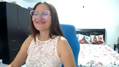 Snapshot of bella_ghisell chatting on 11.13.25 Bella online show from 11.13.25