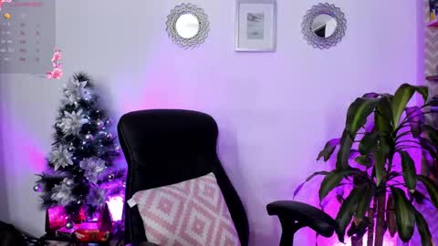 Snapshot of bella_thorne3 chatting on 12.22.24 Bella online show from 12.22.24