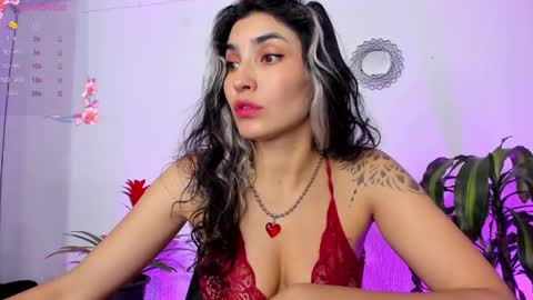 Snapshot of bella_thorne3 chatting on 01.16.25 Bella online show from 01.16.25