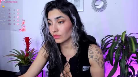 Snapshot of bella_thorne3 chatting on 01.19.25 Bella online show from 01.19.25