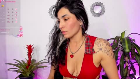 Snapshot of bella_thorne3 chatting on 01.30.25 Bella online show from 01.30.25