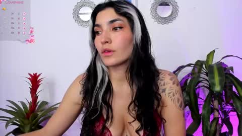 Snapshot of bella_thorne3 chatting on 02.02.25 Bella online show from 02.02.25