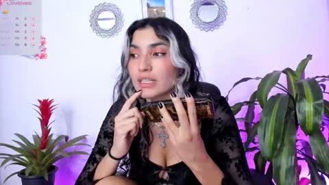 Snapshot of bella_thorne3 chatting on 02.06.25 Bella online show from 02.06.25