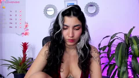 Snapshot of bella_thorne3 chatting on 02.09.25 Bella online show from 02.09.25