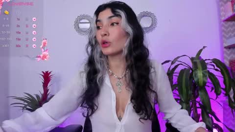 Snapshot of bella_thorne3 chatting on 02.09.25 Bella online show from 02.09.25