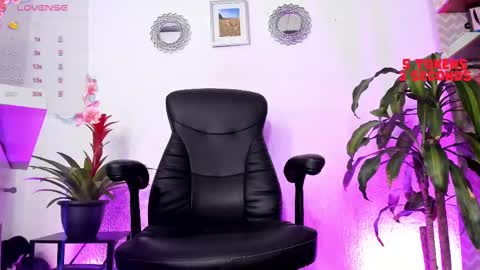 Snapshot of bella_thorne3 chatting on 02.12.25 Bella online show from 02.12.25