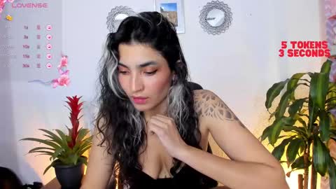 Snapshot of bella_thorne3 chatting on 02.15.25 Bella online show from 02.15.25