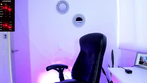 Snapshot of bella_thorne3 chatting on 09.25.25 Bella online show from 09.25.25