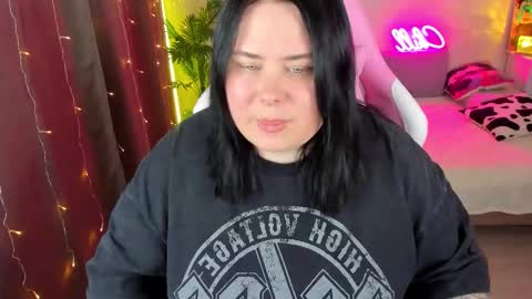 Snapshot of bellybooxo chatting on 11.06.25 LinaBoo online show from 11.06.25