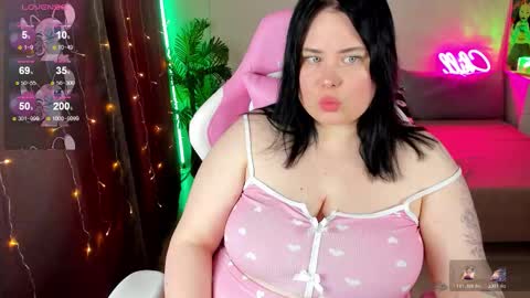 Snapshot of bellybooxo chatting on 11.15.25 LinaBoo online show from 11.15.25