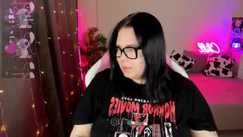 Snapshot of bellybooxo chatting on 11.18.25 LinaBoo online show from 11.18.25