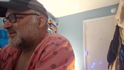 Snapshot of bendavewill chatting on 12.22.24 Bendavewill online show from 12.22.24