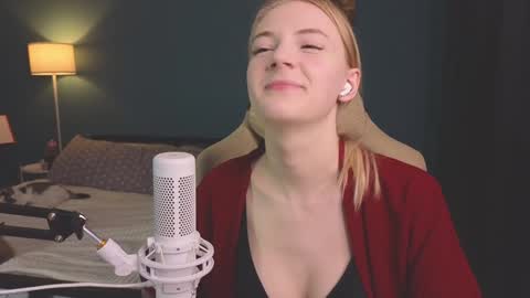 Snapshot of benty_bunny chatting on 12.14.24 Alice online show from 12.14.24