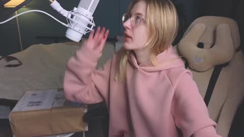 Snapshot of benty_bunny chatting on 01.05.25 Alice online show from 01.05.25