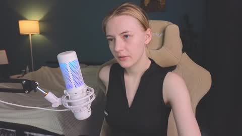 Snapshot of benty_bunny chatting on 01.29.25 Alice online show from 01.29.25