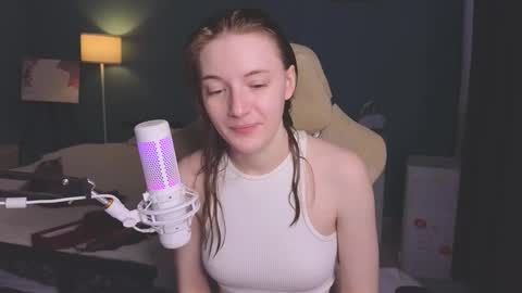 Snapshot of benty_bunny chatting on 09.25.25 Alice online show from 09.25.25