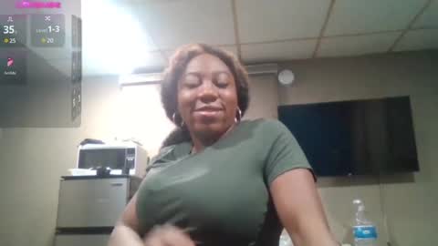 Snapshot of bigboobs_bouncin chatting on 03.04.25 Ashley online show from 03.04.25