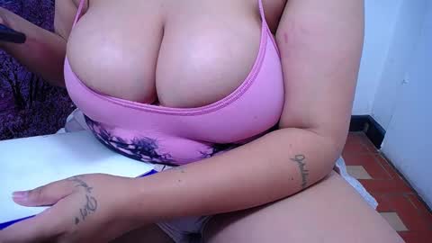 Snapshot of bigg_boobs_xxx chatting on 09.18.25 Sunny online show from 09.18.25