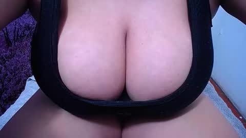 Snapshot of bigg_boobs_xxx chatting on 10.13.25 Sunny online show from 10.13.25