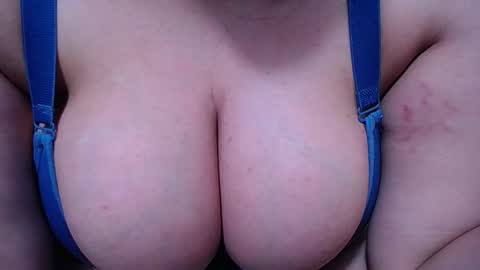 Snapshot of bigg_boobs_xxx chatting on 10.15.25 Sunny online show from 10.15.25