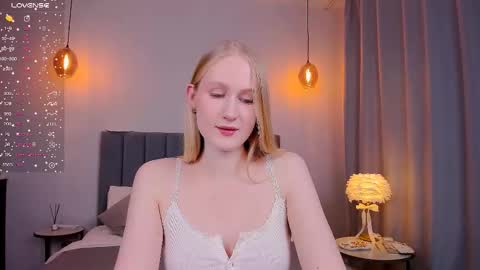 Snapshot of blondiemermaid chatting on 02.09.25 Mia online show from 02.09.25