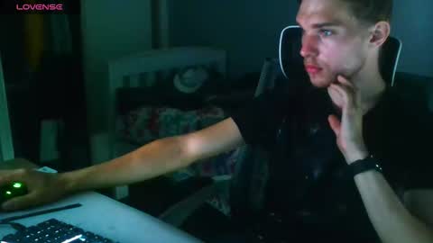 Snapshot of bluegaze6227724 chatting on 12.04.25 bluegaze6227724 online show from 12.04.25