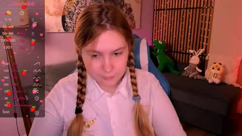 Snapshot of blush_ellie chatting on 09.19.25 Ellie3 online show from 09.19.25