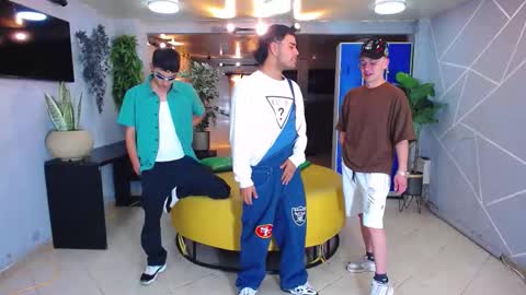 Snapshot of boschcz chatting on 10.11.25 THOMAS AND DAMIAND online show from 10.11.25