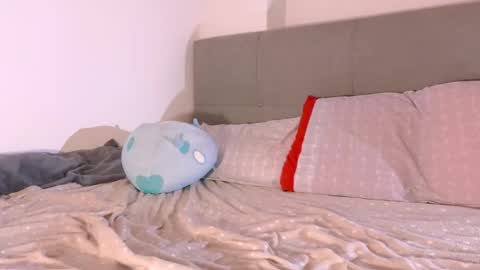 Snapshot of bratty_bun chatting on 02.13.25 Annie online show from 02.13.25
