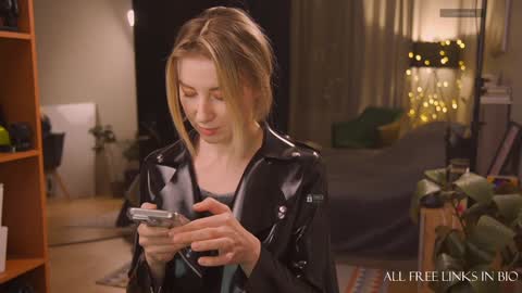 Snapshot of bronnica chatting on 12.23.24 Anna online show from 12.23.24