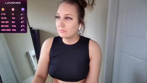 Snapshot of brookebee27 chatting on 12.08.24 brookebee online show from 12.08.24