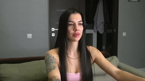 Snapshot of brunette_from_the_moon chatting on 01.05.25 Alice online show from 01.05.25