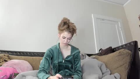 Snapshot of buffybarloe chatting on 01.10.25 Buffy online show from 01.10.25